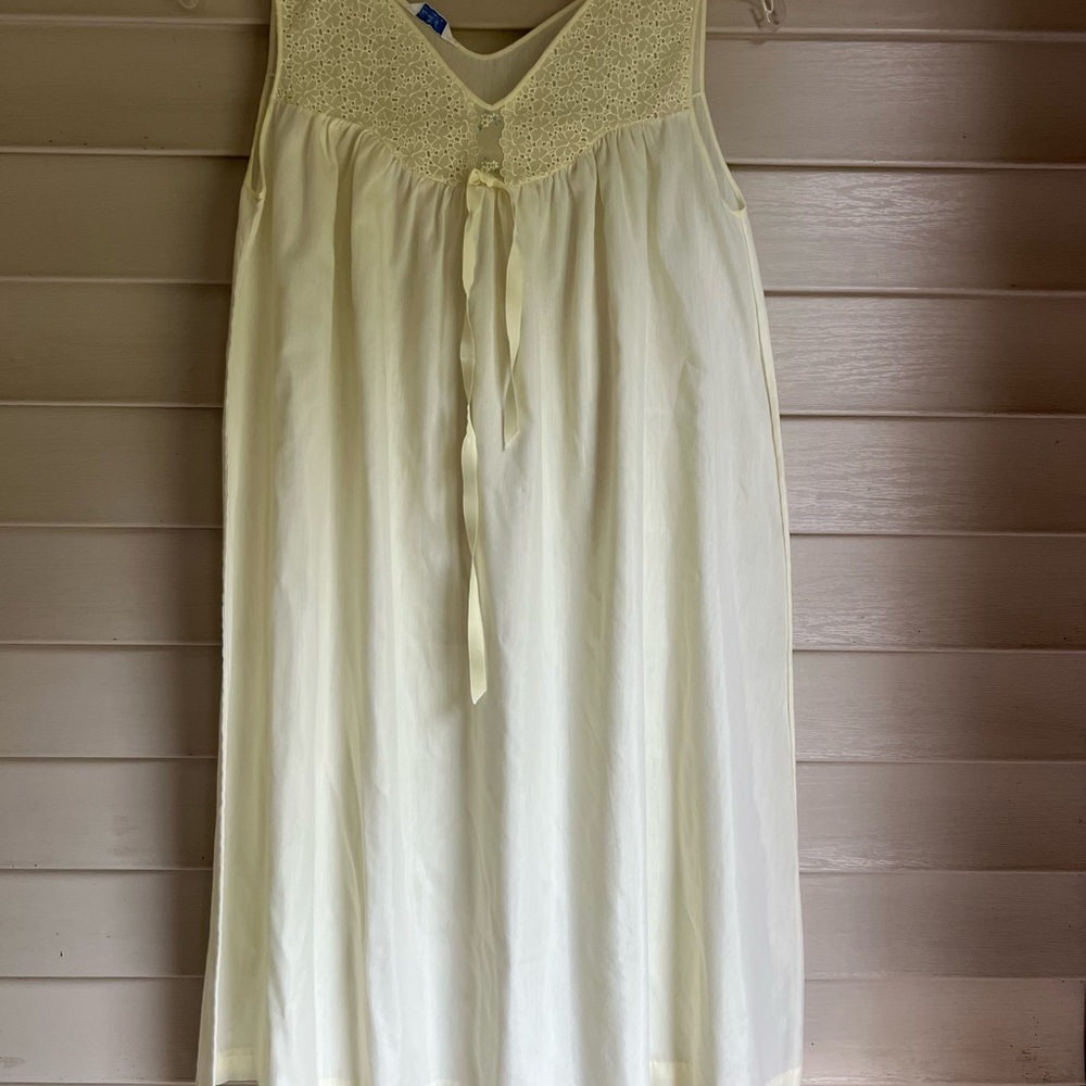 Vintage Charmode Pale Yellow Nightgown Size Large